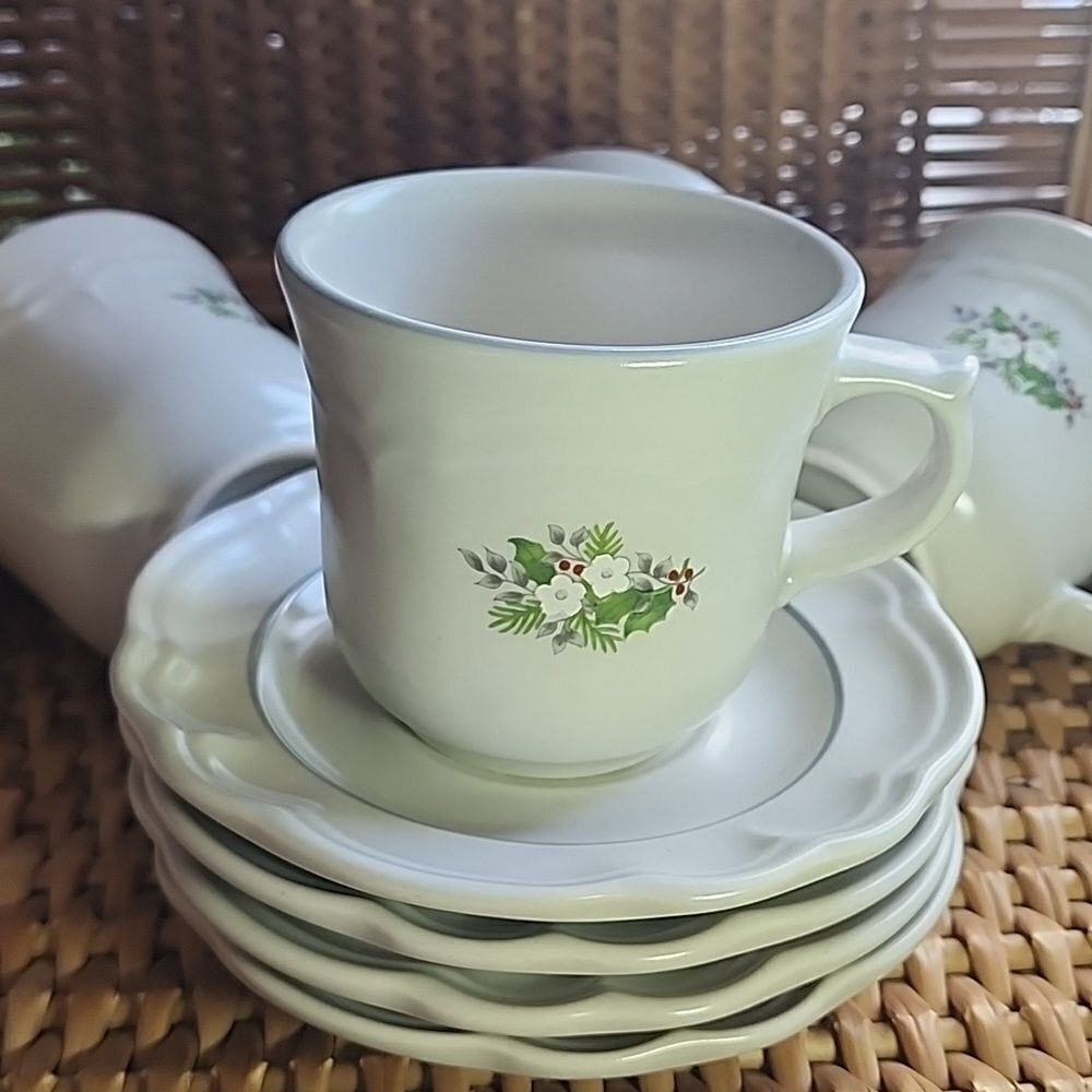 Vtg Christmas Heirloom Vintage 90's Set Of 4 Retired Pfaltzgraff Cups & Saucers